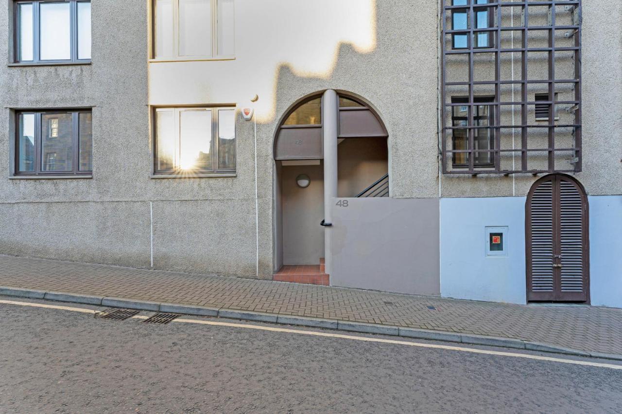 Elegant & Unique Getaway - Spacious 3 Bedroom, 2 Bathroom Centre - Free Allocated Parking.