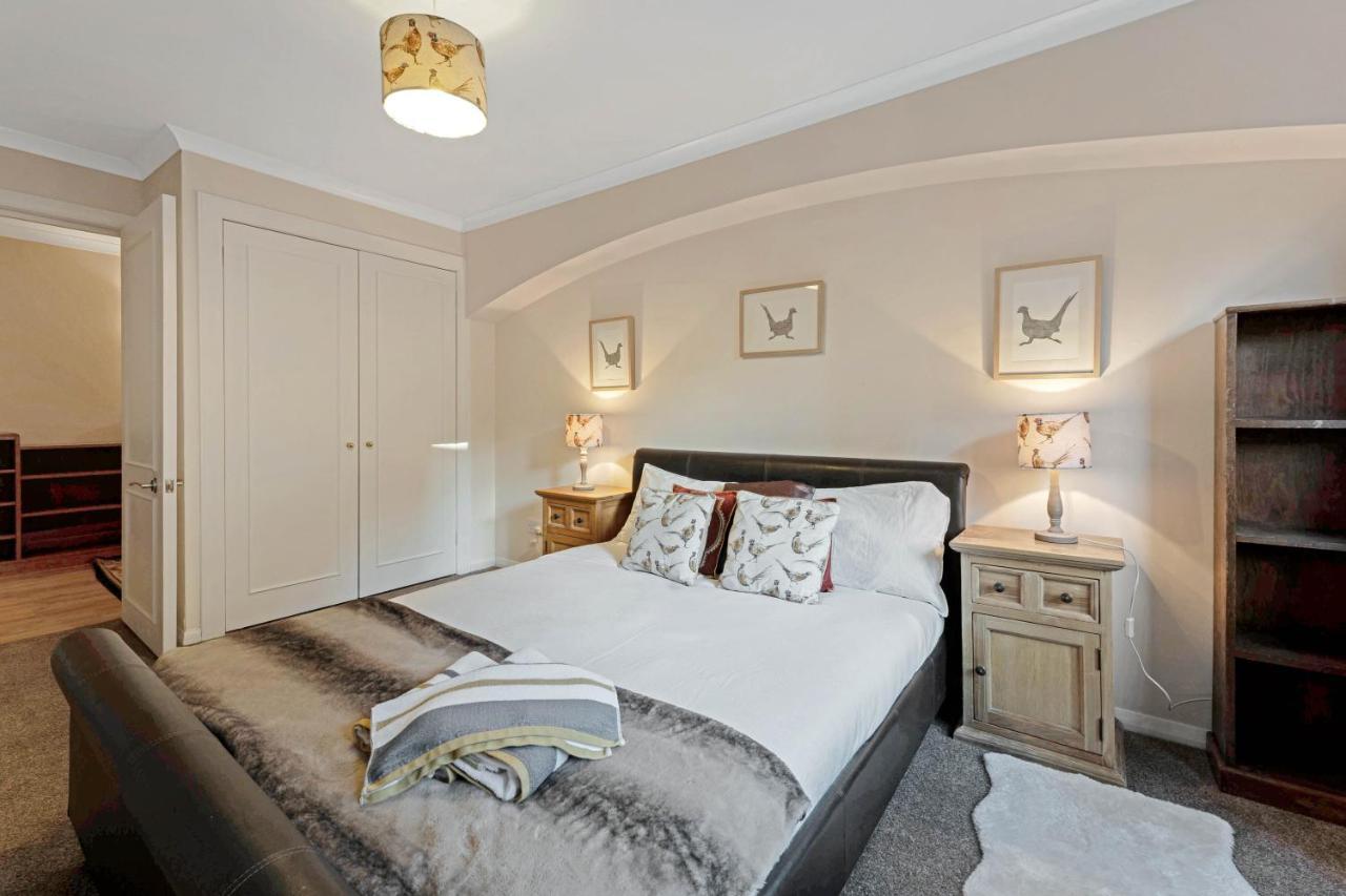 Apartment Elegant & Unique Getaway - Spacious 3 Bedroom, 2 Bathroom Centre - Free Allocated Parking.