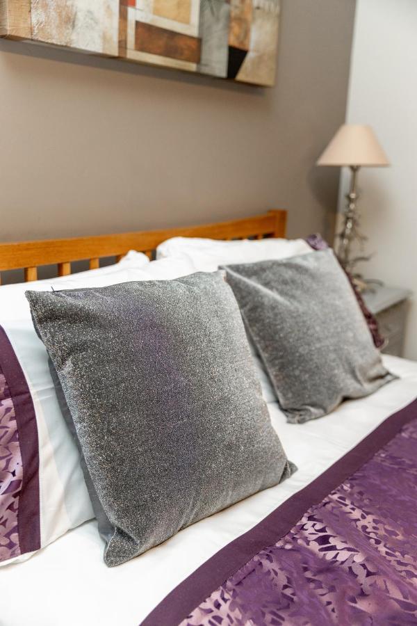 Apartment Two Bedroom Within Walking Distance To Centre *