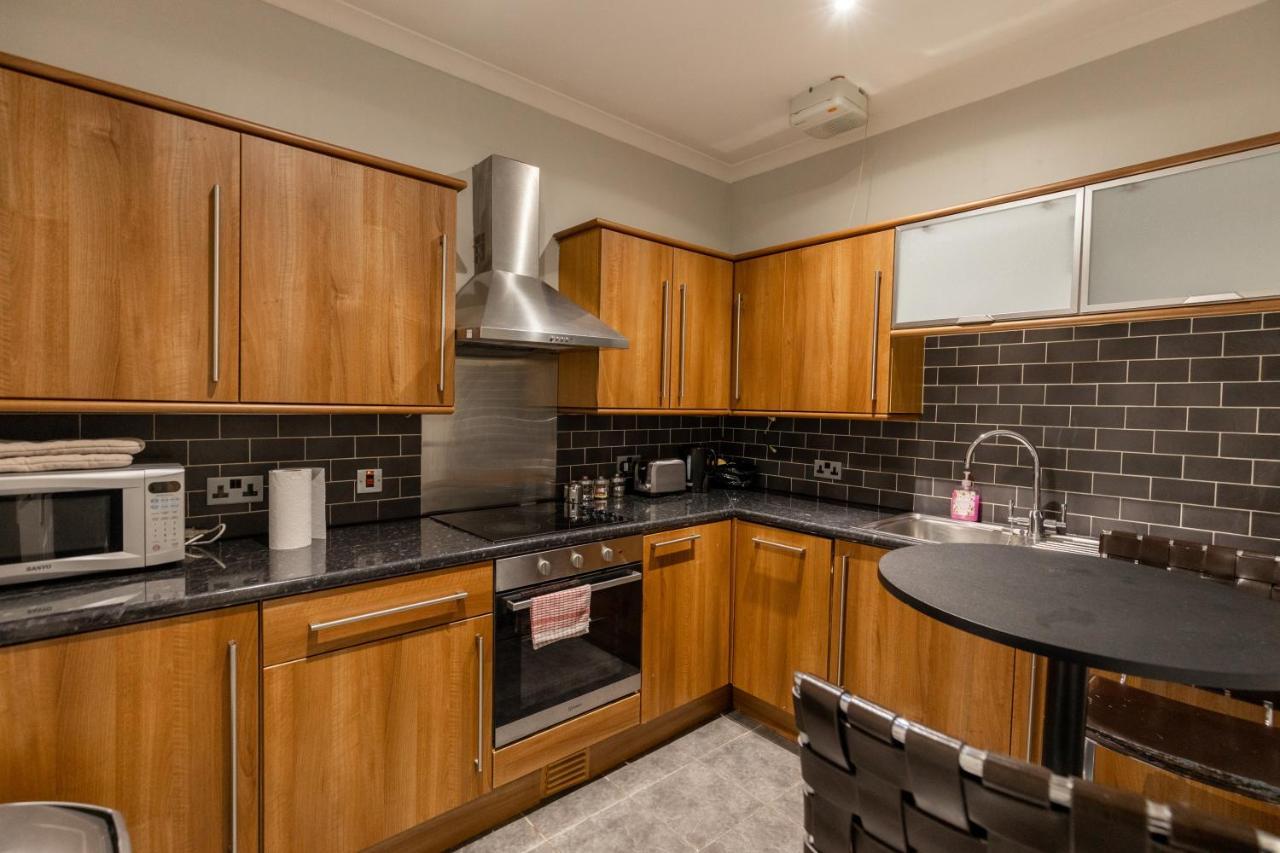 Two Bedroom Within Walking Distance To Centre Apartment *