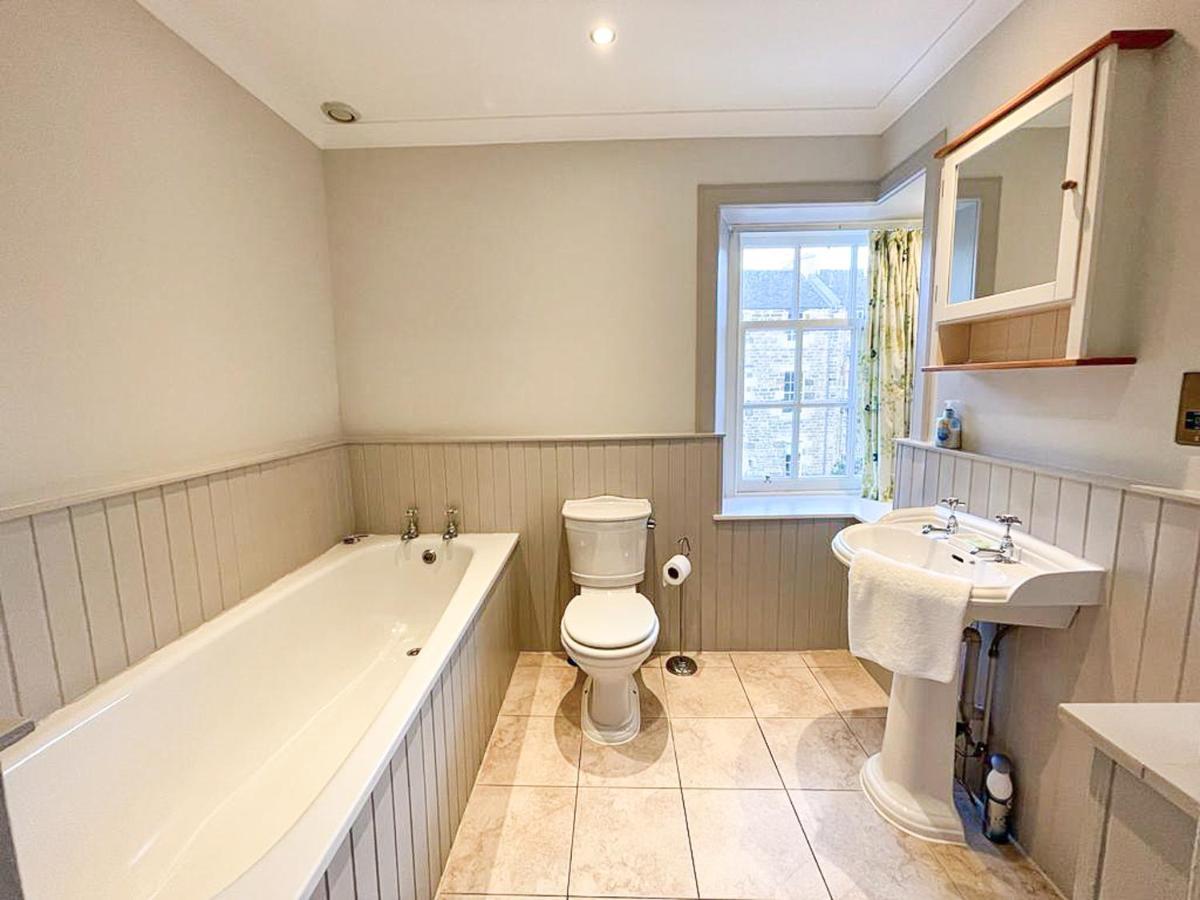 Apartment Sophisticated 3br With Garden, Quiet New Town Lane *