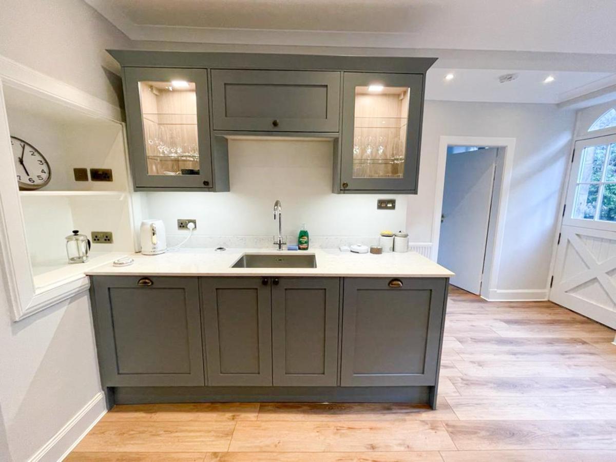 Sophisticated 3br With Garden, Quiet New Town Lane *