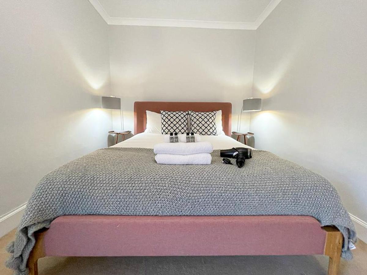 Sophisticated 3br With Garden, Quiet New Town Lane Apartment *