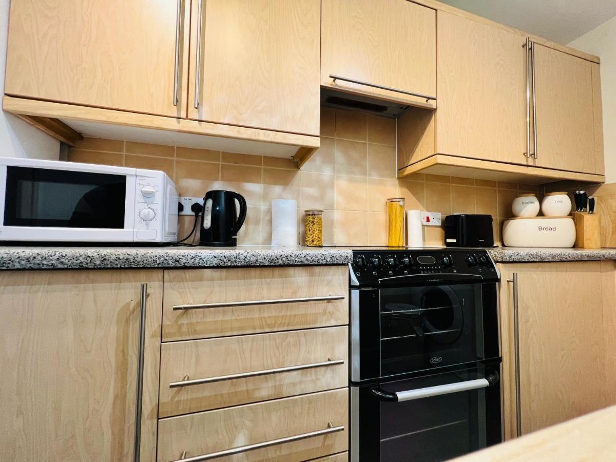 Peaceful 2 Bedroom Flat With Free Parking Apartment *