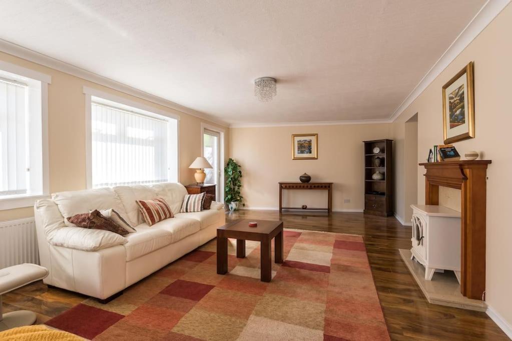 Cosy & Bright Semi-detached House Apartment *