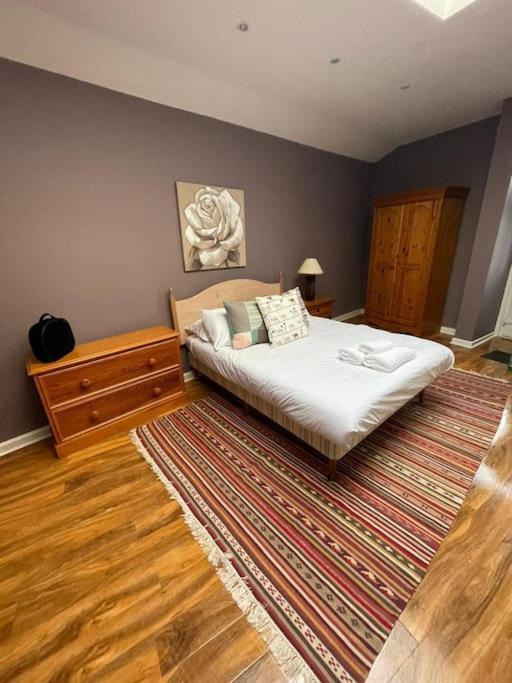 Cosy & Bright Semi-detached House EDI