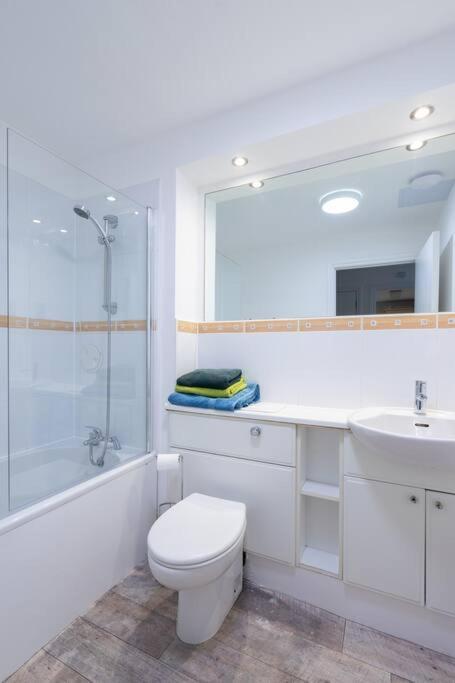 Pilrig Flat: A Lovely 5-bed With A Lift * Edinburgh