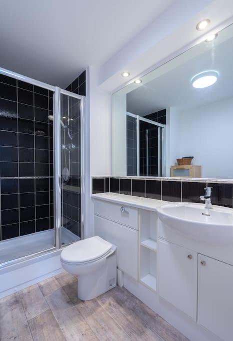 Apartment Pilrig Flat: A Lovely 5-bed With A Lift Edinburgh