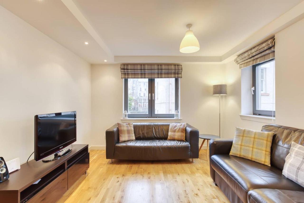 Apartment *amazing Location!*in Heart Of The City. 2br & Cot