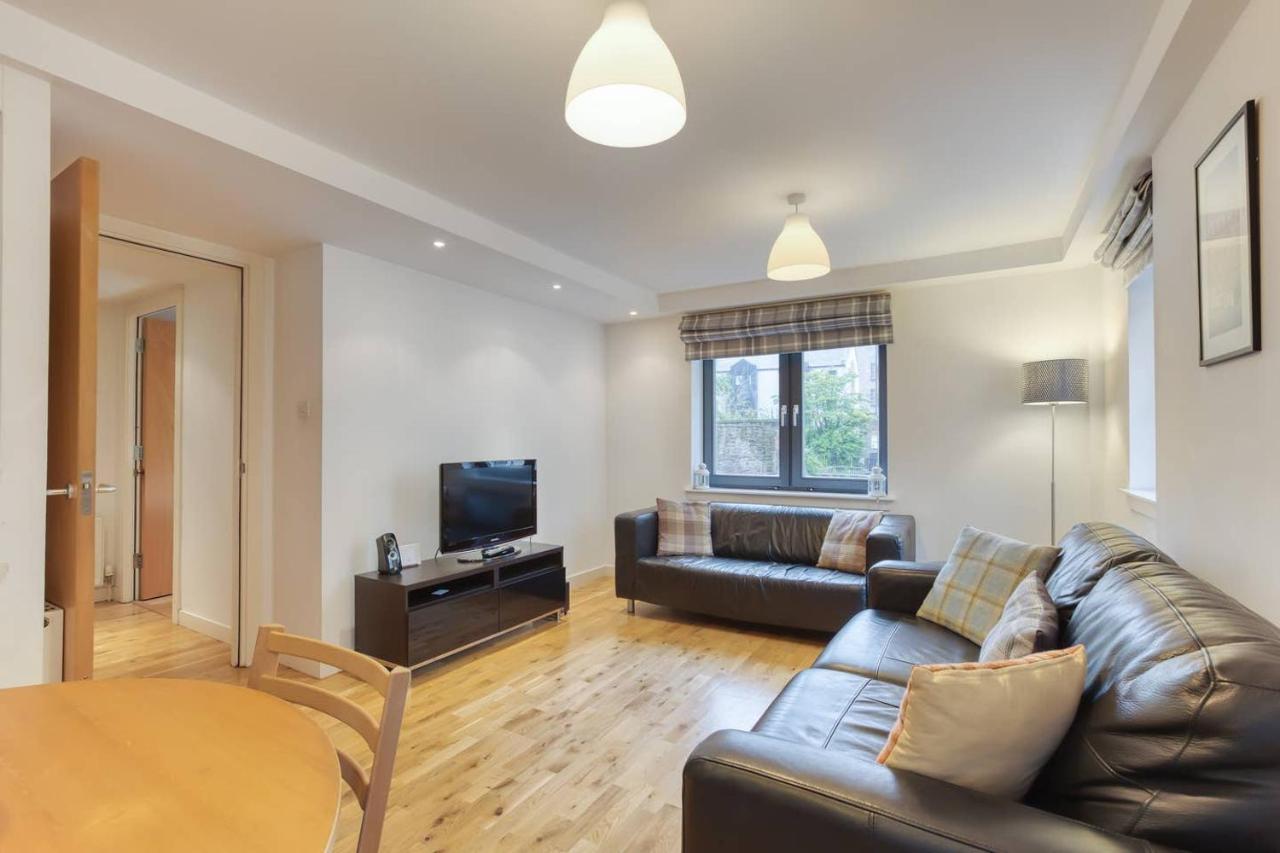 *amazing Location!*in Heart Of The City. 2br & Cot Apartment EDI