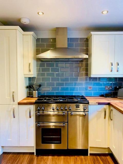 Cosy Roseburn Apartment, - 2 Bedrooms, Free Parking * Edinburgh