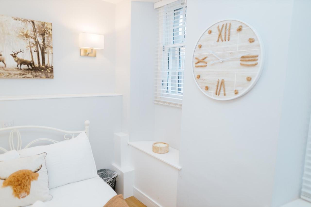 Luxury Modern 3 Bedroom In Centre Apartment *