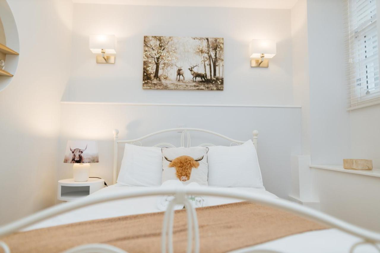 Luxury Modern 3 Bedroom In Centre *