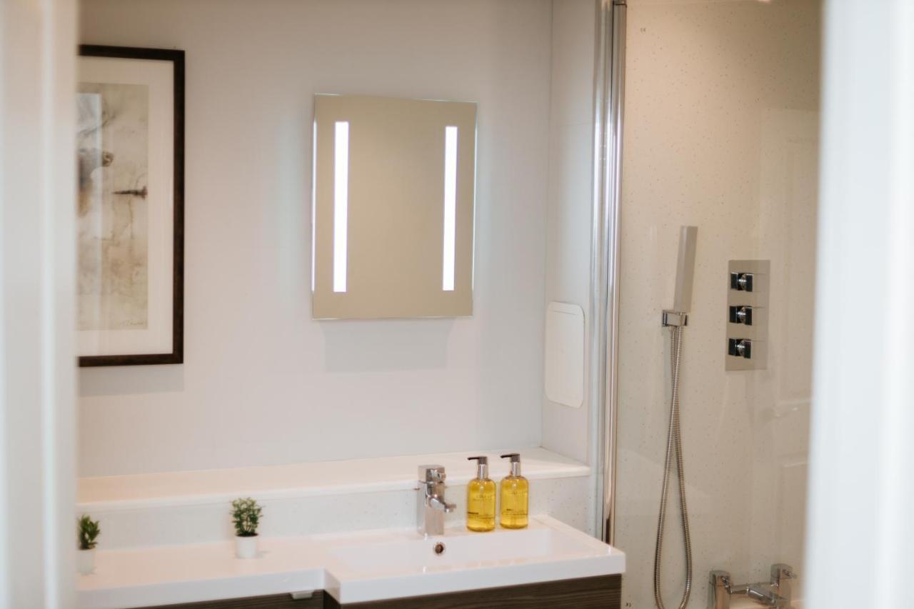 Luxury Modern 3 Bedroom In Centre Apartment *
