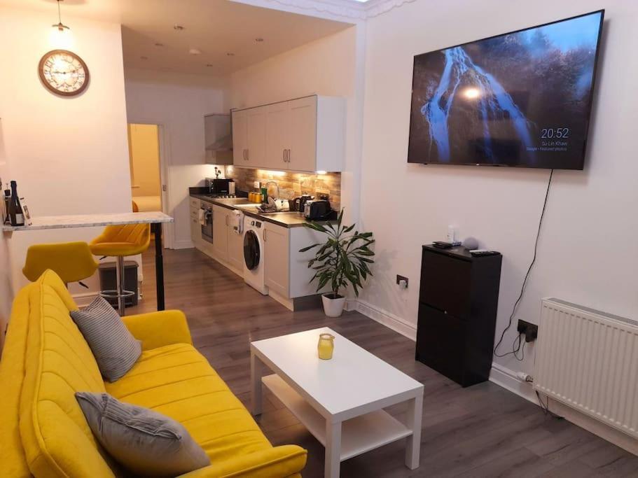 Apartment Modern Flat Near Centre. *