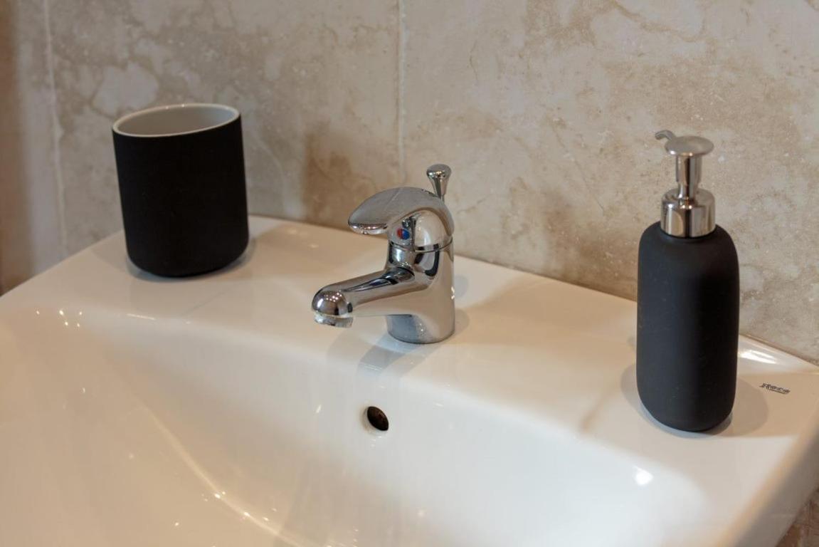 Apartment Gorgeous 3-bed Flat, 15 Minutes To Centre