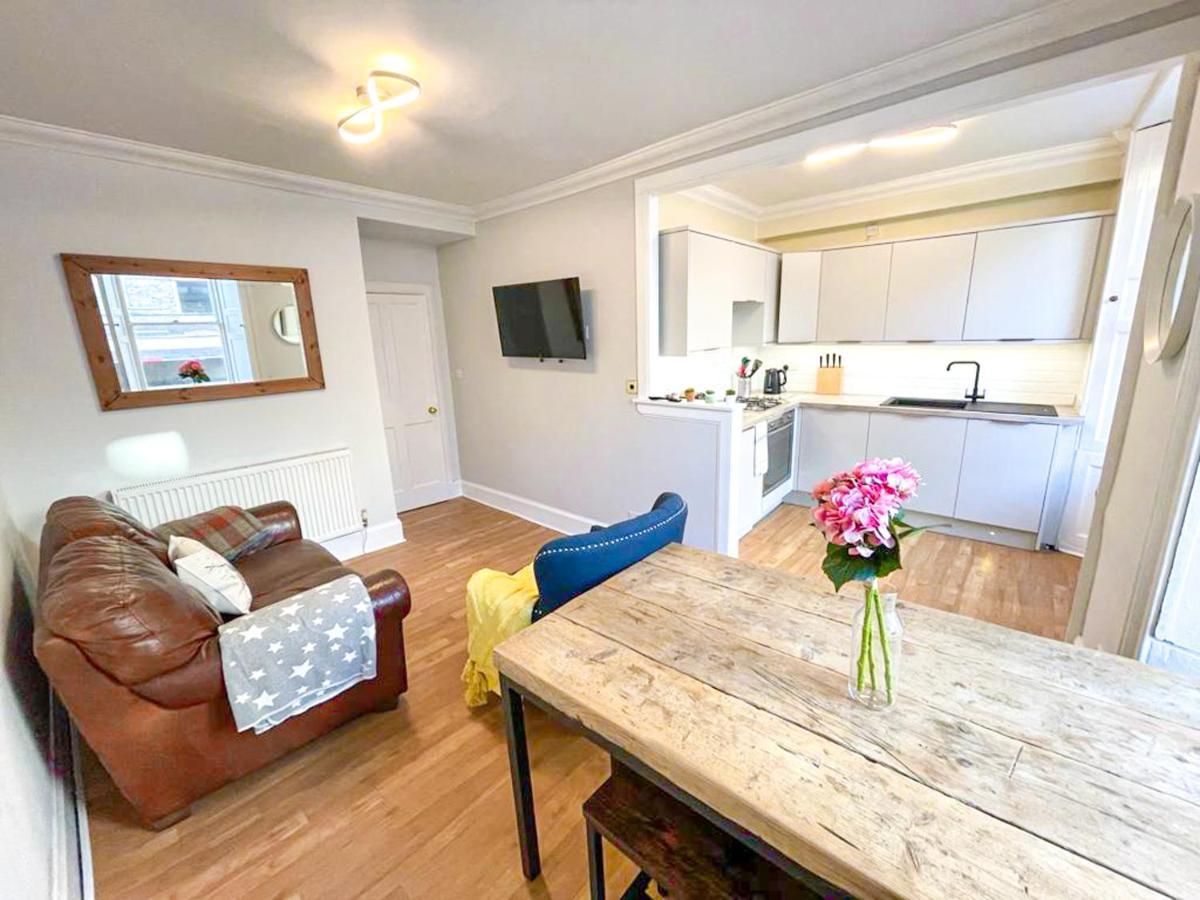 Rose Street's Hidden Treasure- 2bed Newly Refurbished Apartment *