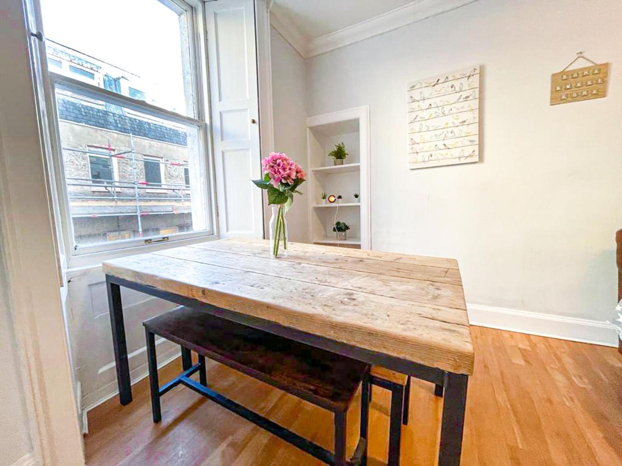 Rose Street's Hidden Treasure- 2bed Newly Refurbished Apartment