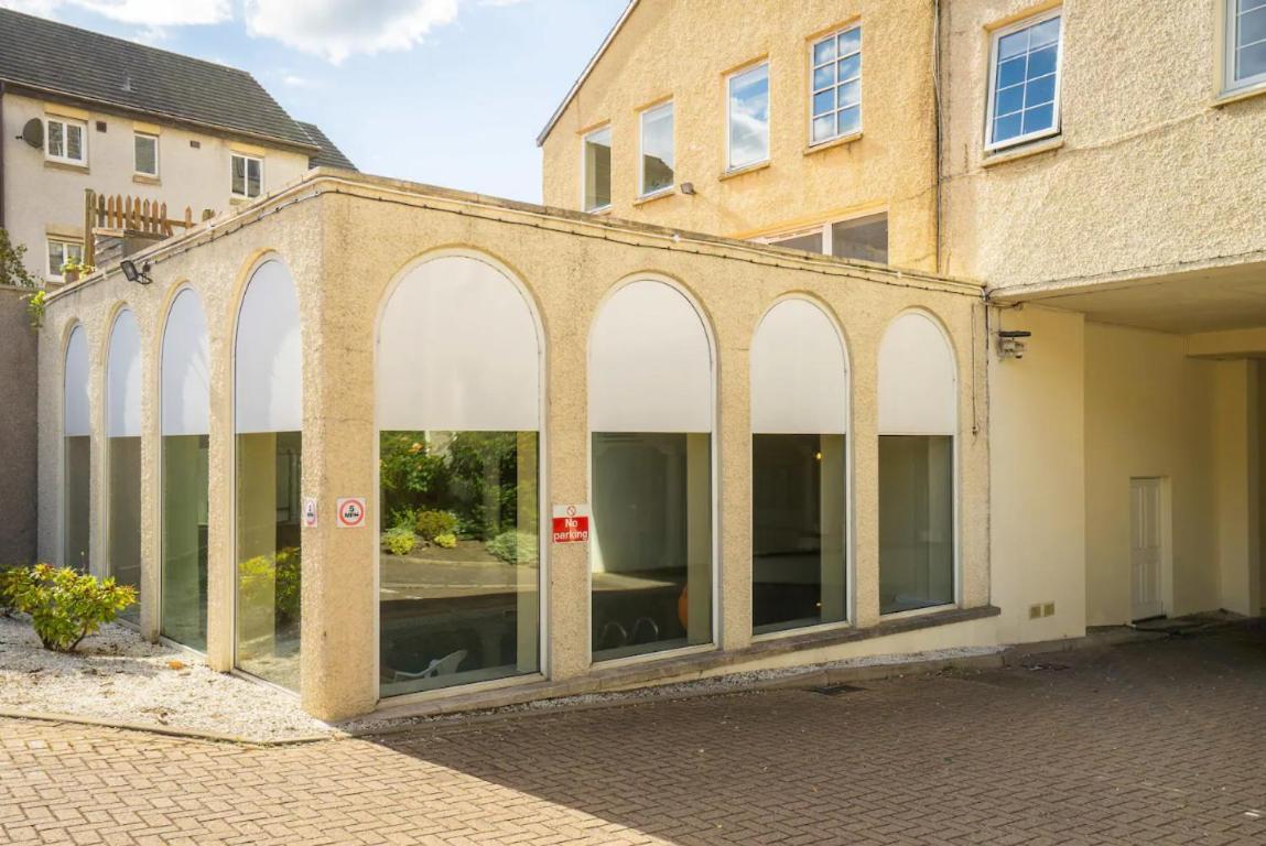 Bright 3 Bed Flat With Pool & Parking