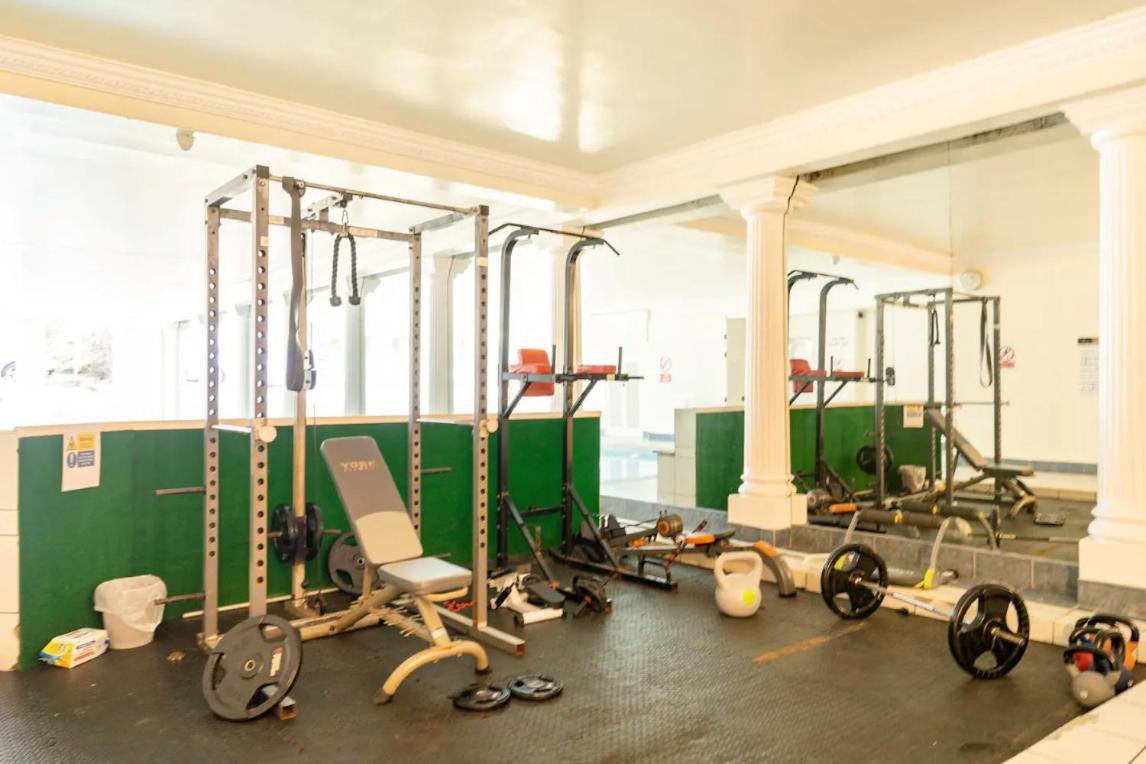 Bright 3 Bed Flat With Pool & Parking Apartment