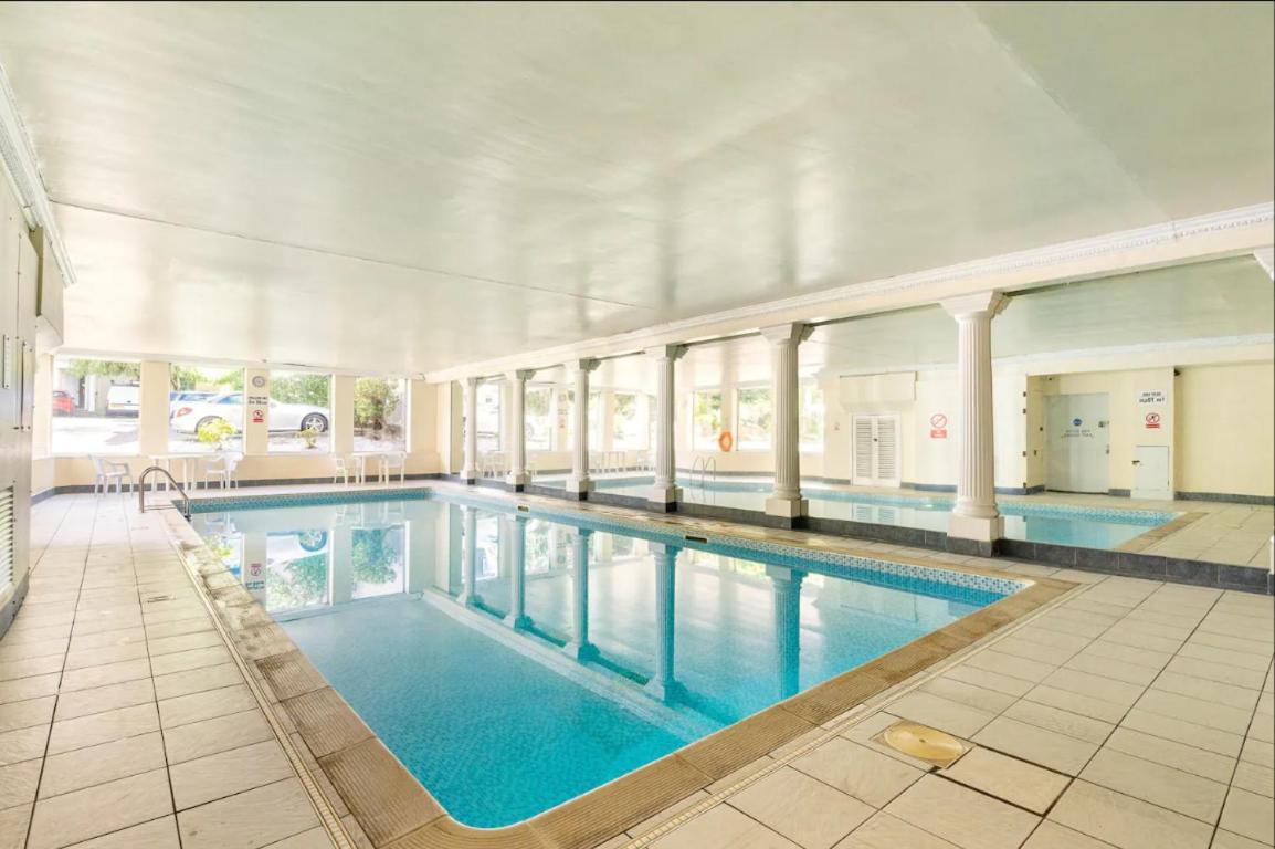Apartment Bright 3 Bed Flat With Pool & Parking *