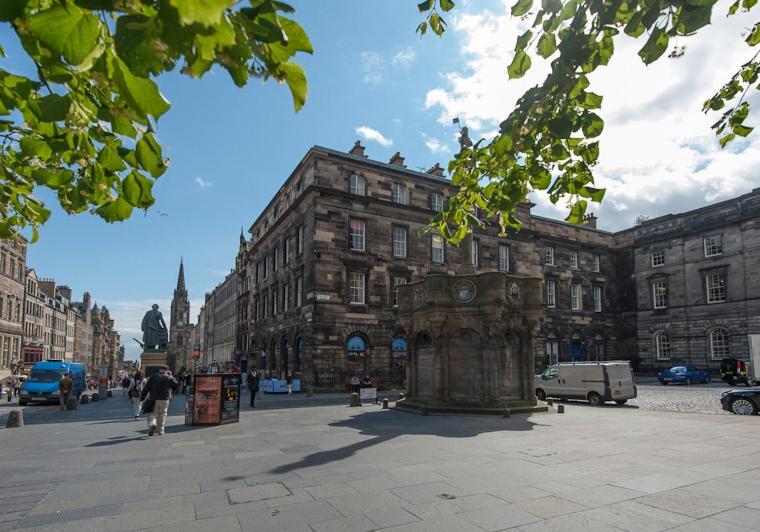 Parliament Sq 12 Royal Mile *