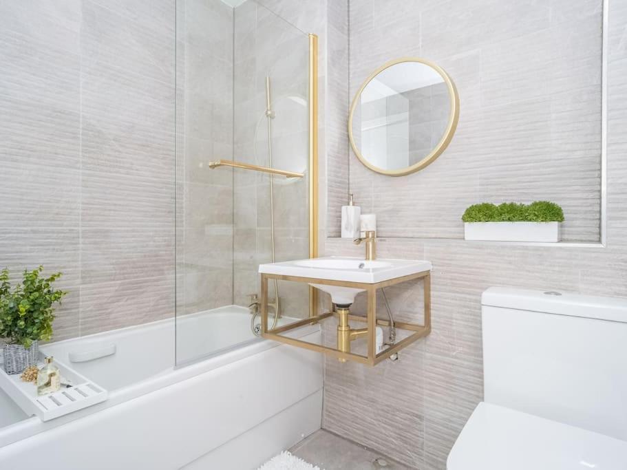 Luxury 2bed 2bath Flat In City Centre- Free Parking! * Edinburgh
