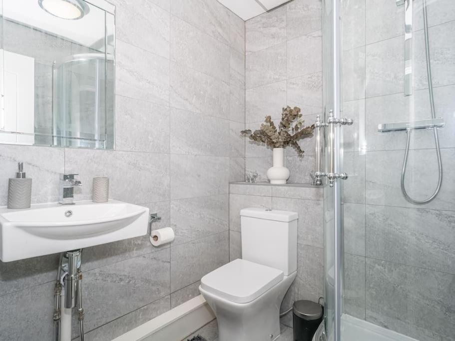 Apartment Luxury 2bed 2bath Flat In City Centre- Free Parking! Edinburgh