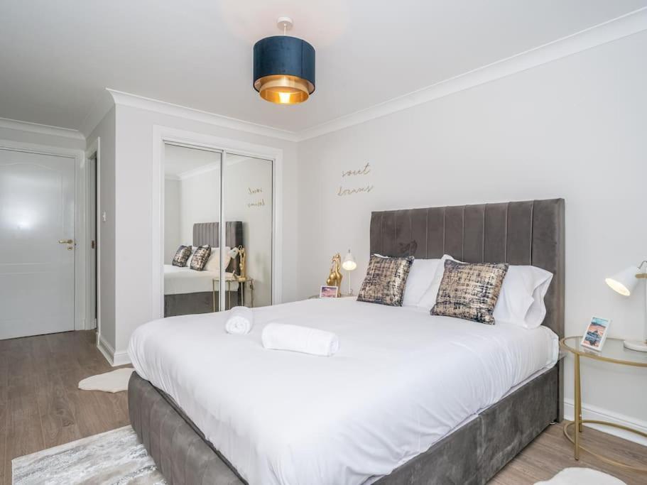 Apartment Luxury 2bed 2bath Flat In City Centre- Free Parking! *