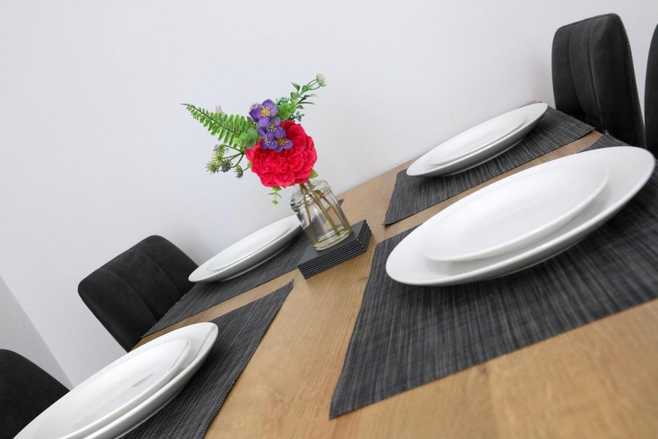 Sleeps 6 Free Parking Apartment *