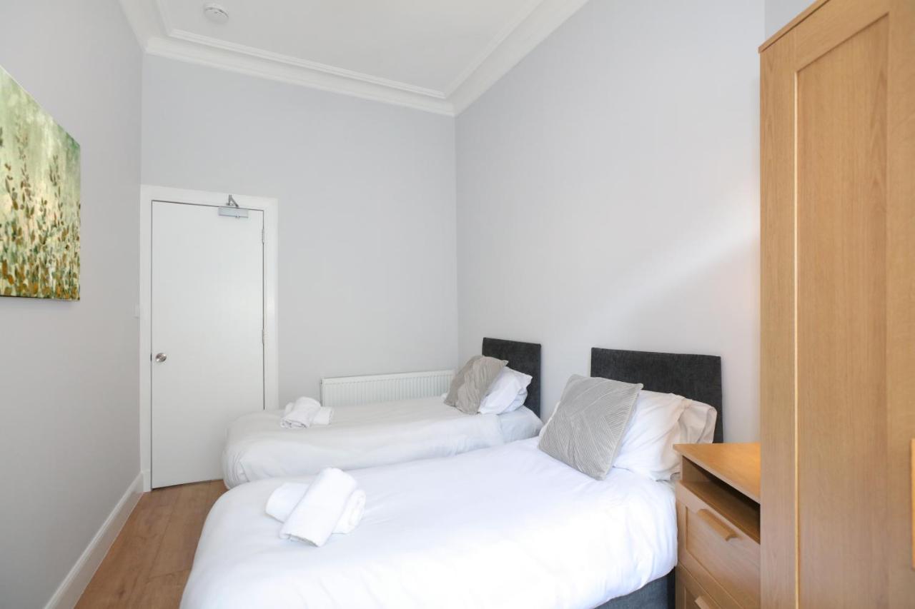 Sleeps 6 Free Parking Apartment EDI