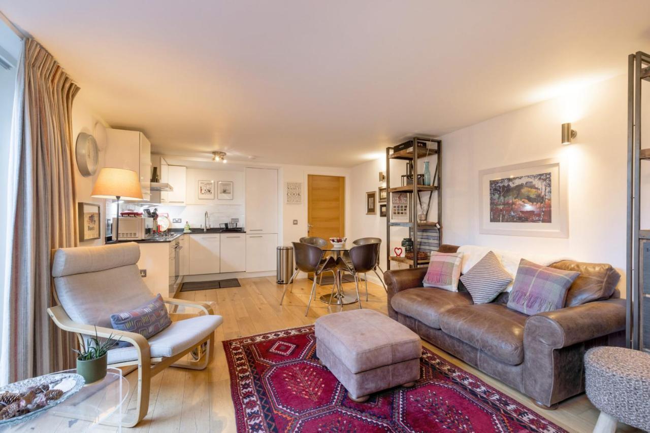 429 - New Town Hide Away With Parking Apartment
