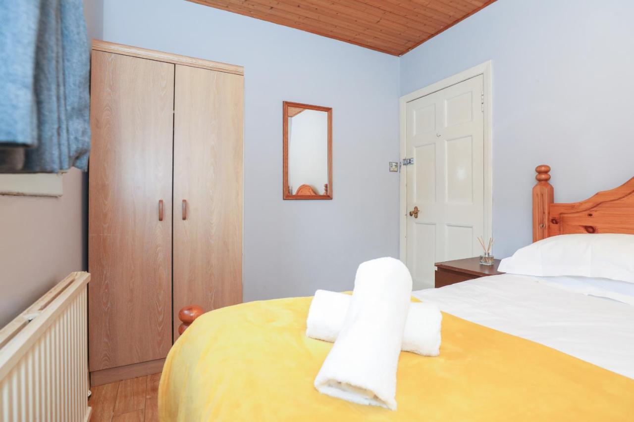 Beautiful 4 Bedroom - Free Parking Ferienhaus EDI