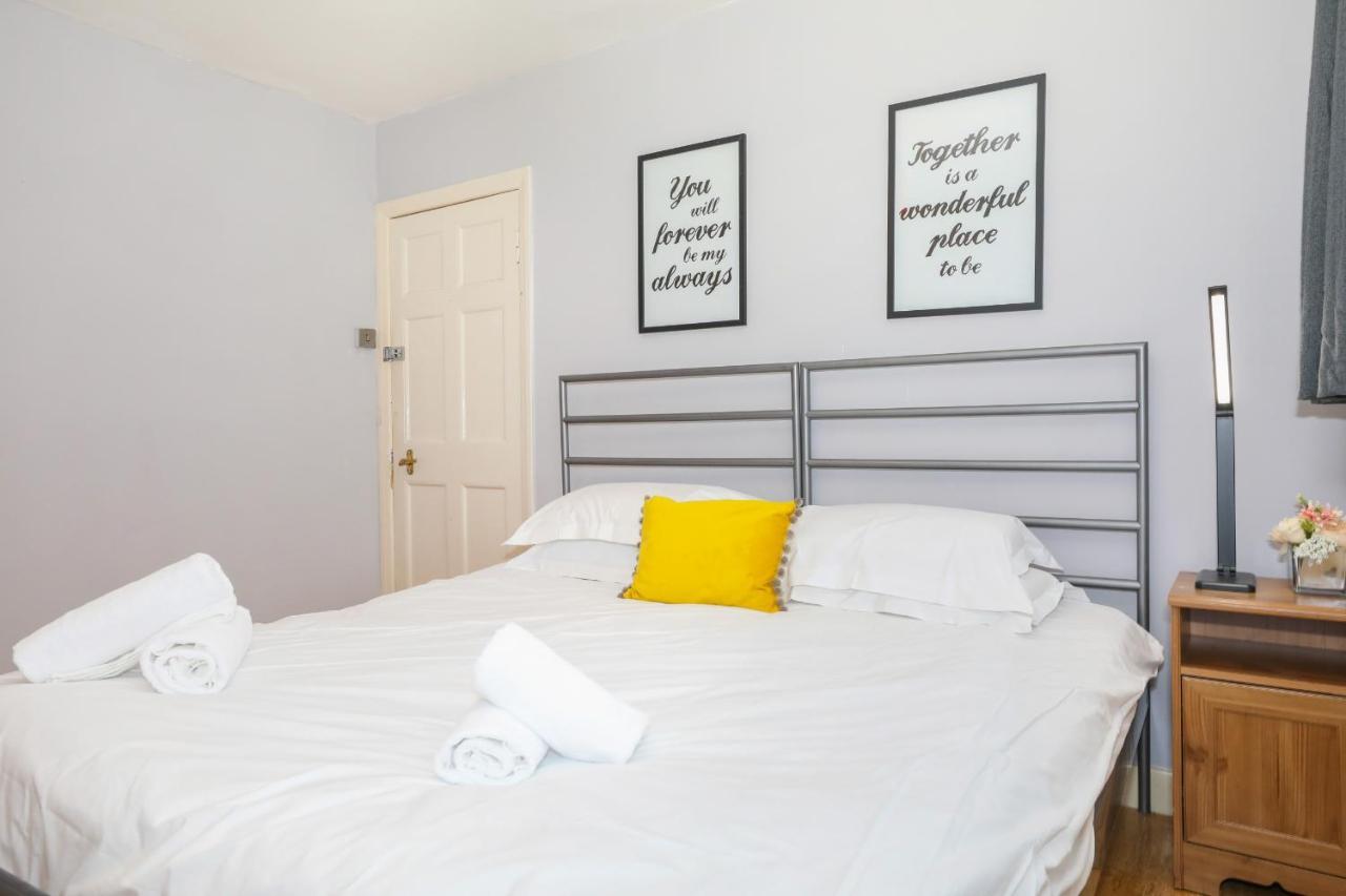 Ferienhaus Beautiful 4 Bedroom - Free Parking *