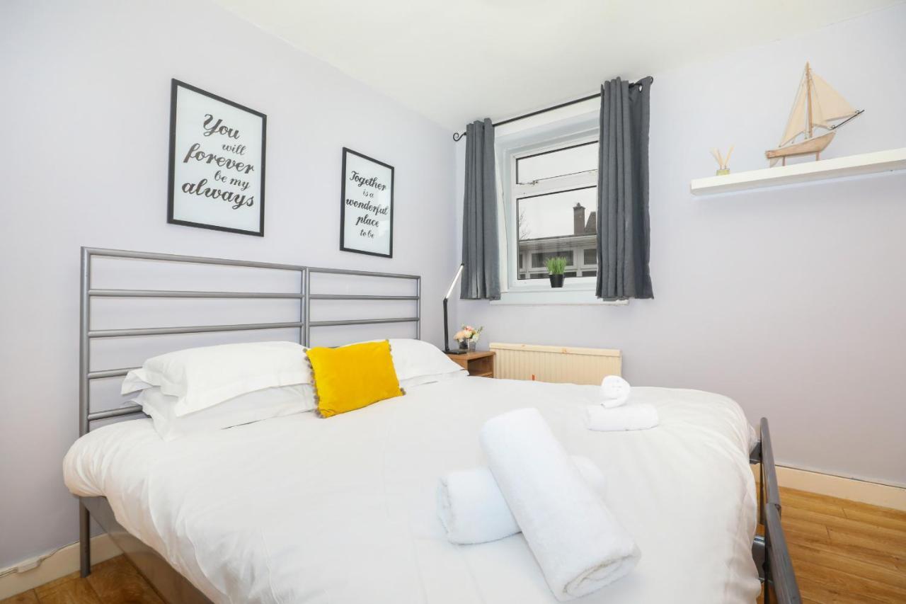 Beautiful 4 Bedroom - Free Parking * EDI