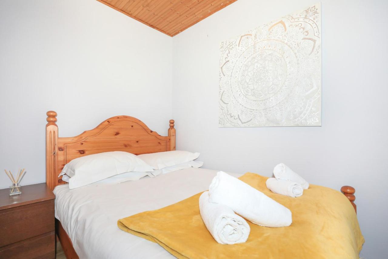 Beautiful 4 Bedroom - Free Parking Ferienhaus *