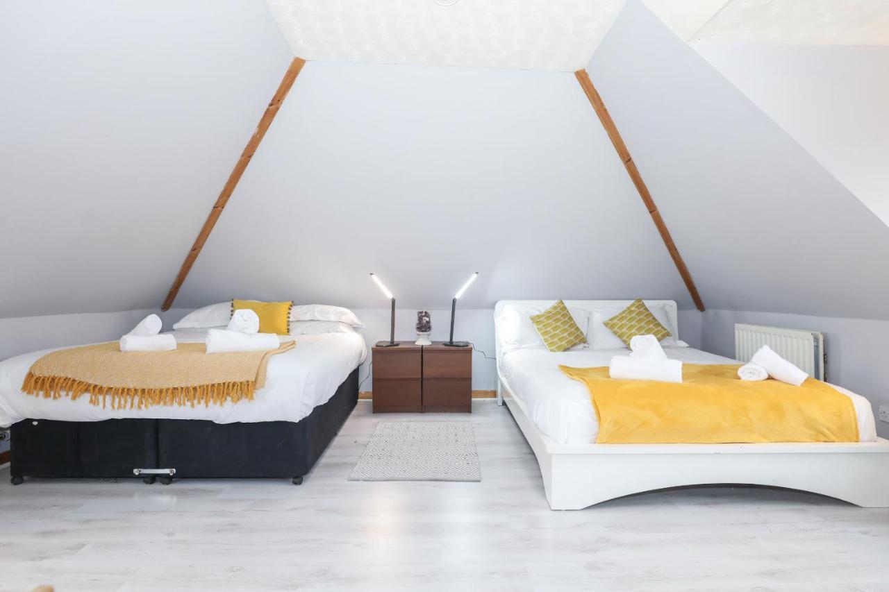 Beautiful 4 Bedroom - Free Parking Ferienhaus