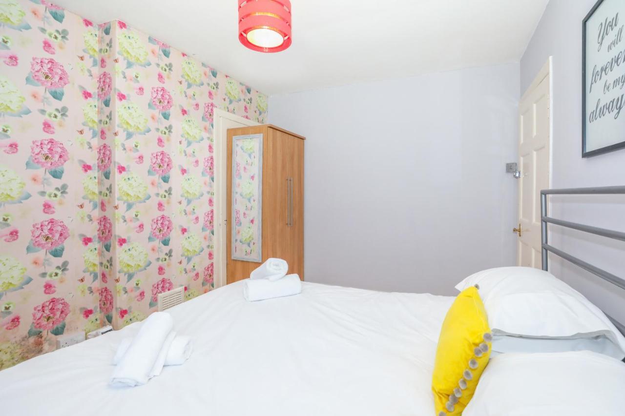 Beautiful 4 Bedroom - Free Parking Ferienhaus *