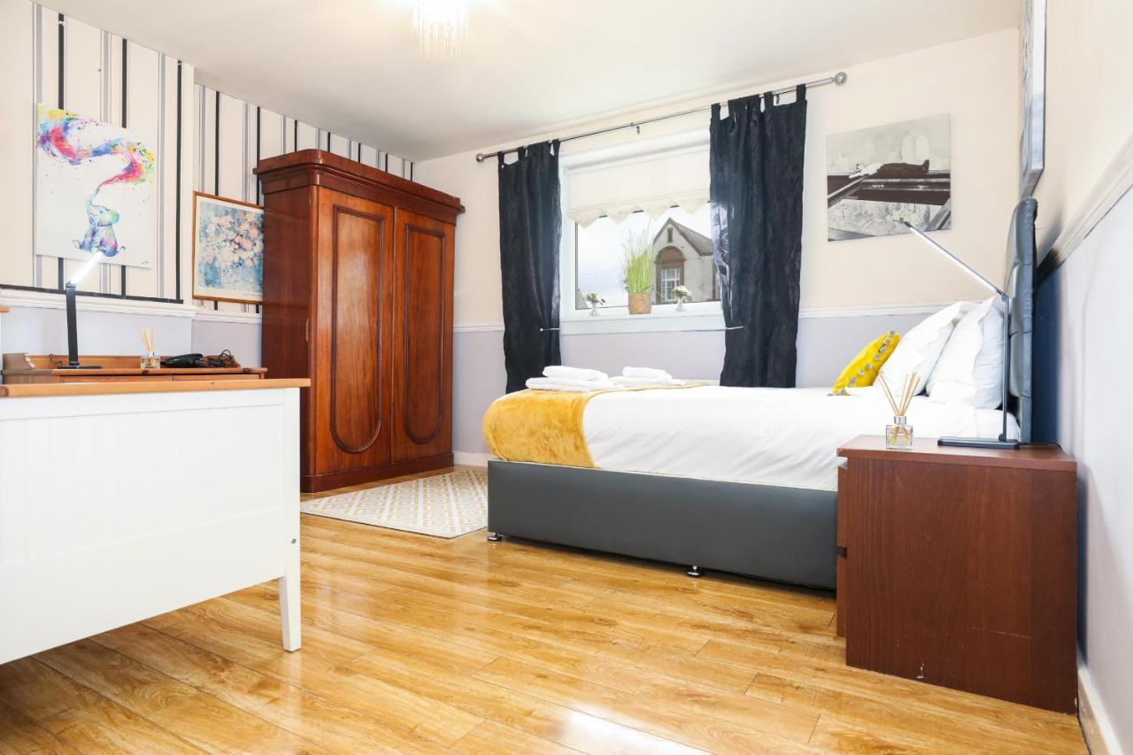 Ferienhaus Beautiful 4 Bedroom - Free Parking EDI