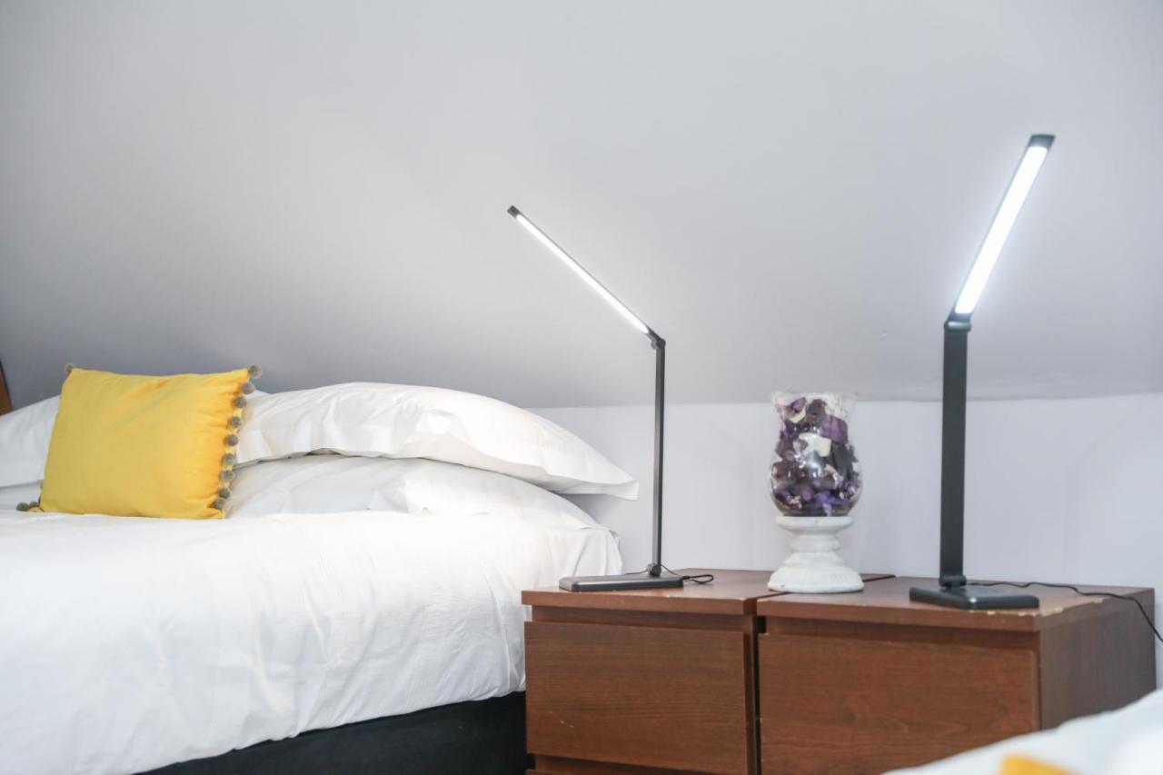Ferienhaus Beautiful 4 Bedroom - Free Parking *