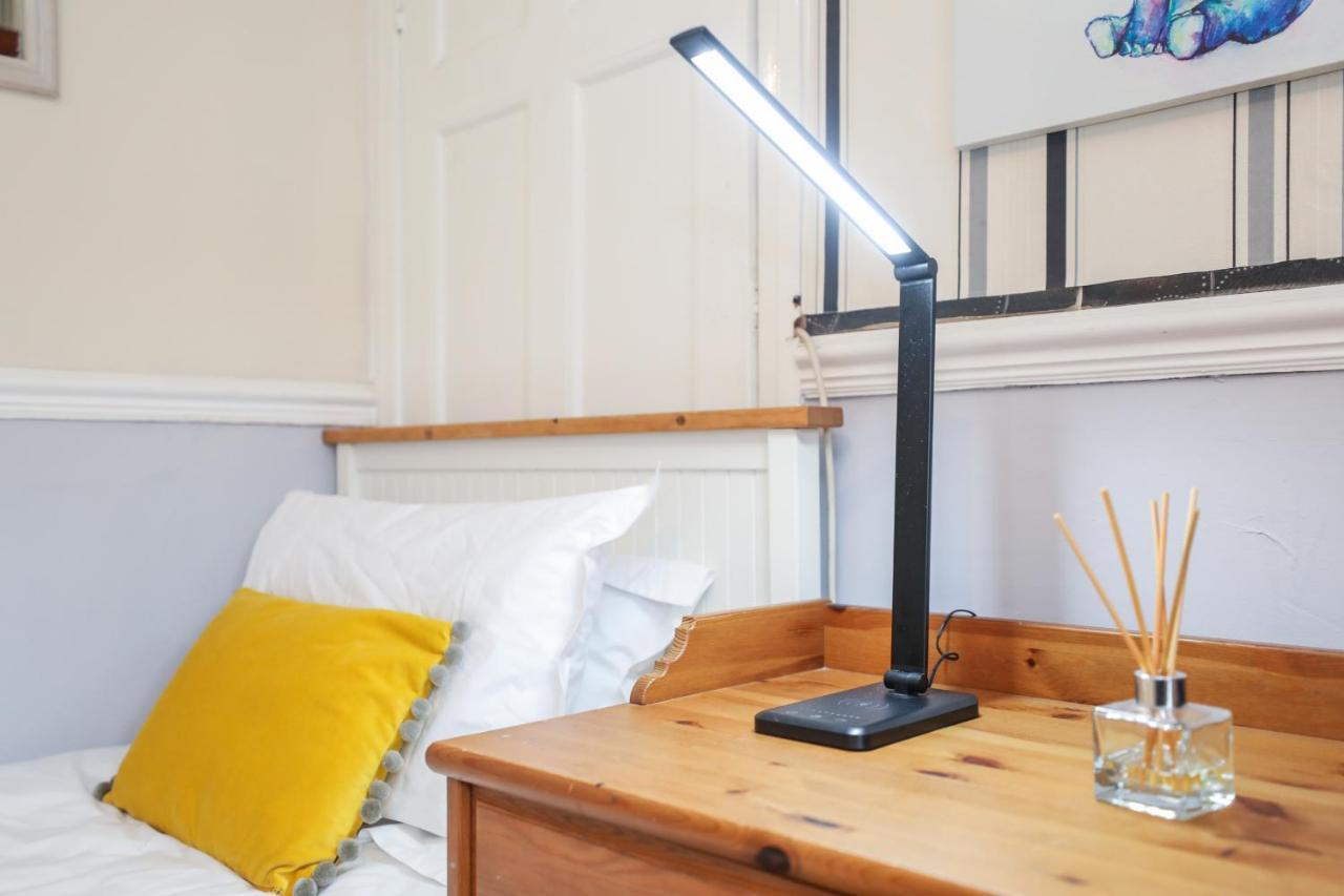Beautiful 4 Bedroom - Free Parking Ferienhaus