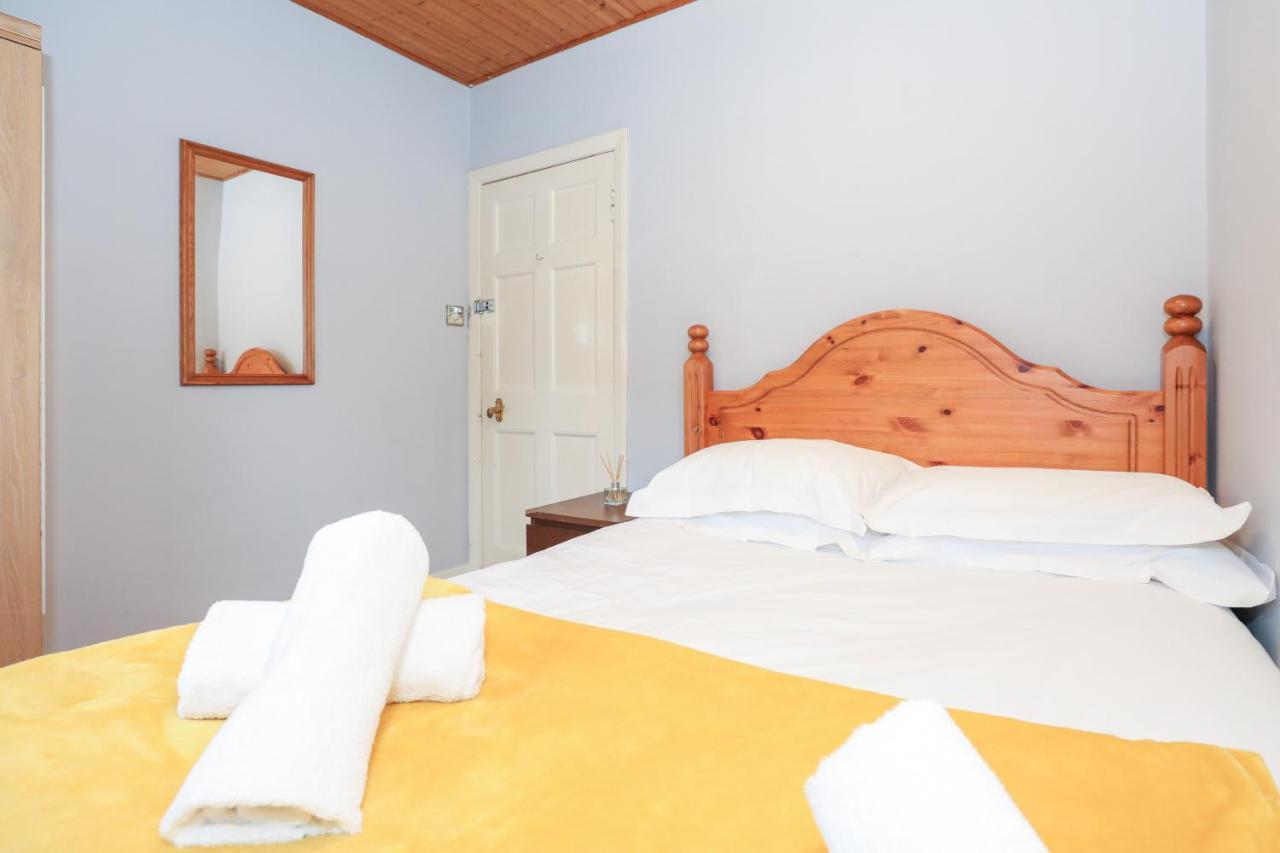 Ferienhaus Beautiful 4 Bedroom - Free Parking
