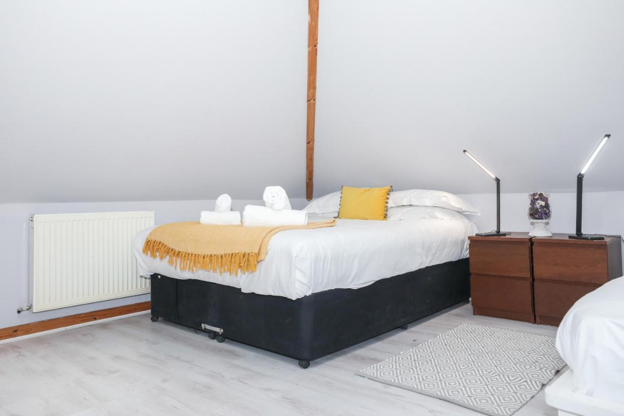 Beautiful 4 Bedroom - Free Parking Ferienhaus EDI