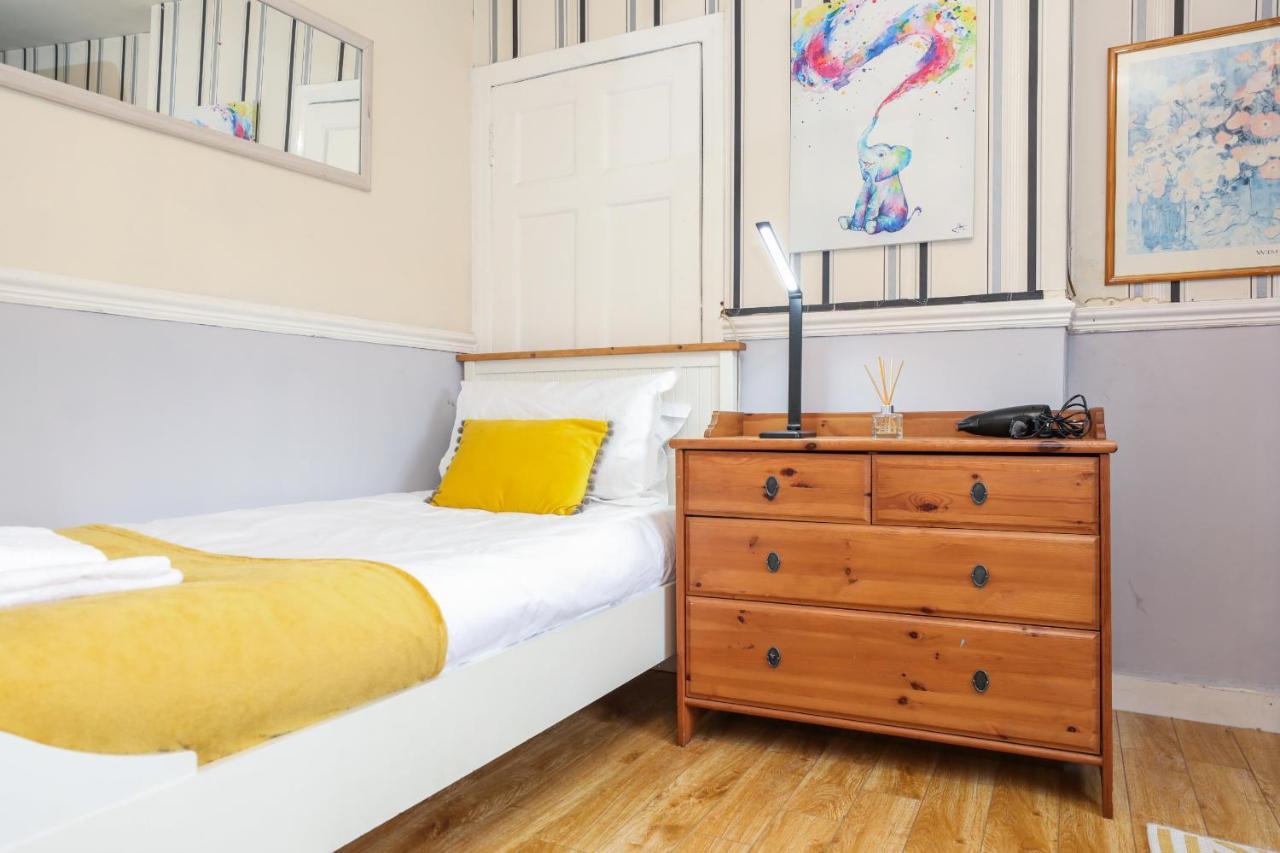 Beautiful 4 Bedroom - Free Parking Ferienhaus EDI