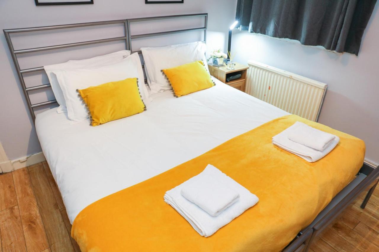 Beautiful 4 Bedroom - Free Parking Ferienhaus EDI