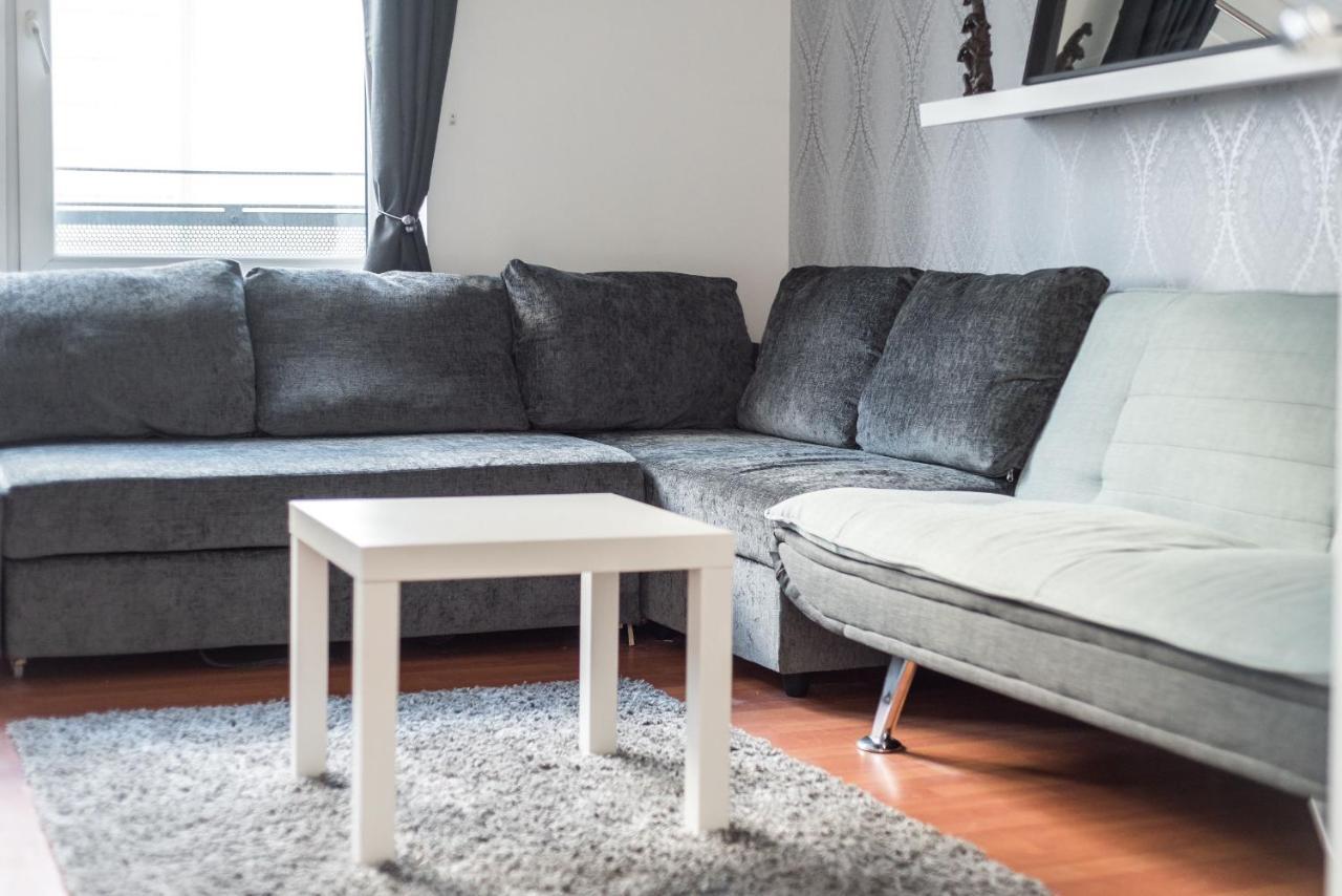 Apartment Modern Spacious 3 Bedroom Centre - Free Parking - Private Balcony