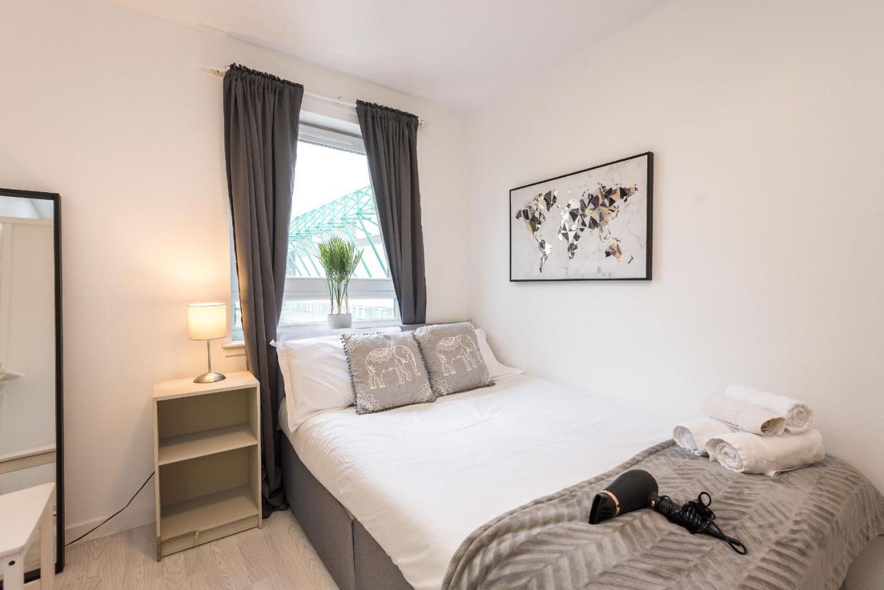 Modern Spacious 3 Bedroom Centre - Free Parking - Private Balcony