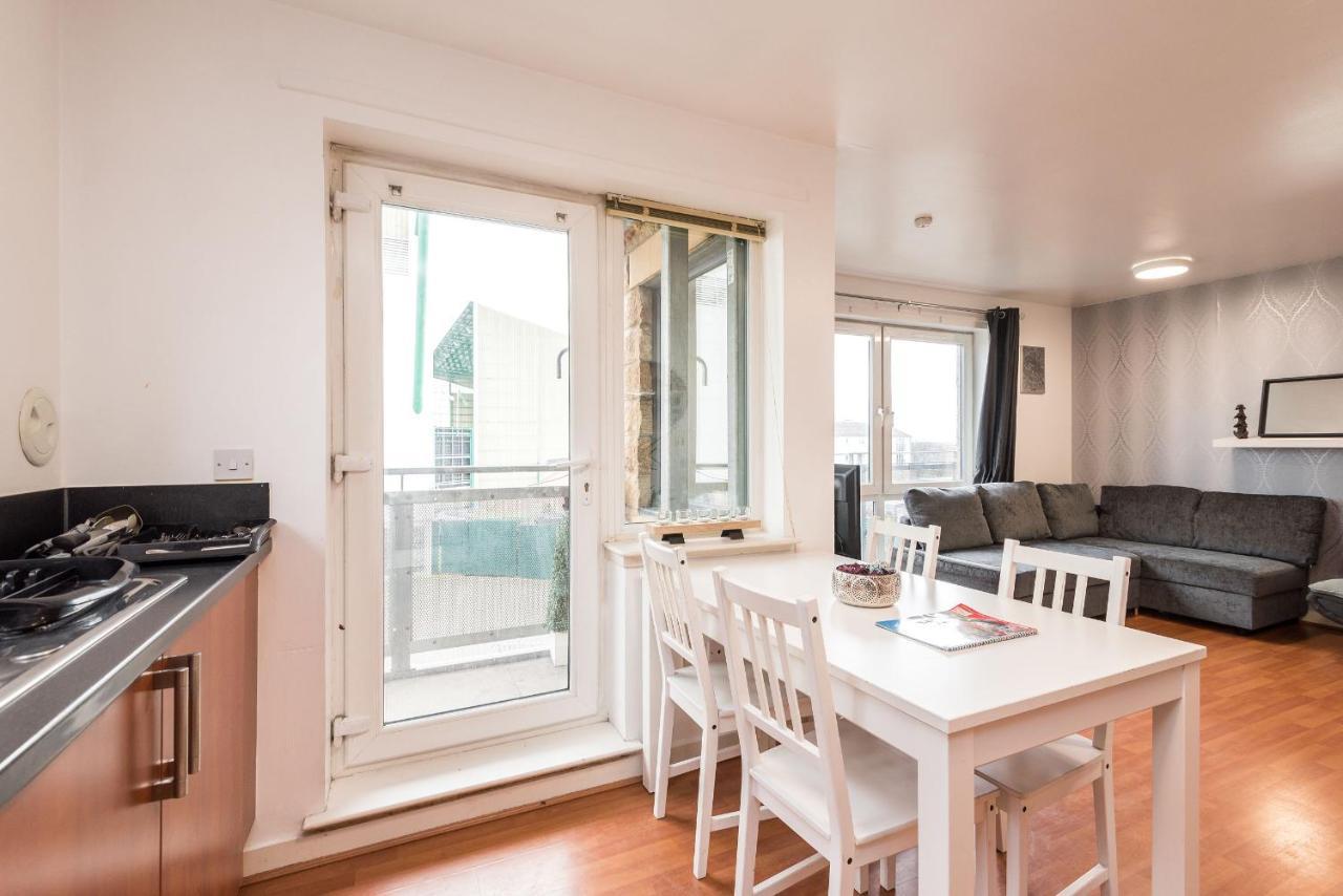 Modern Spacious 3 Bedroom Centre - Free Parking - Private Balcony * Edinburgh