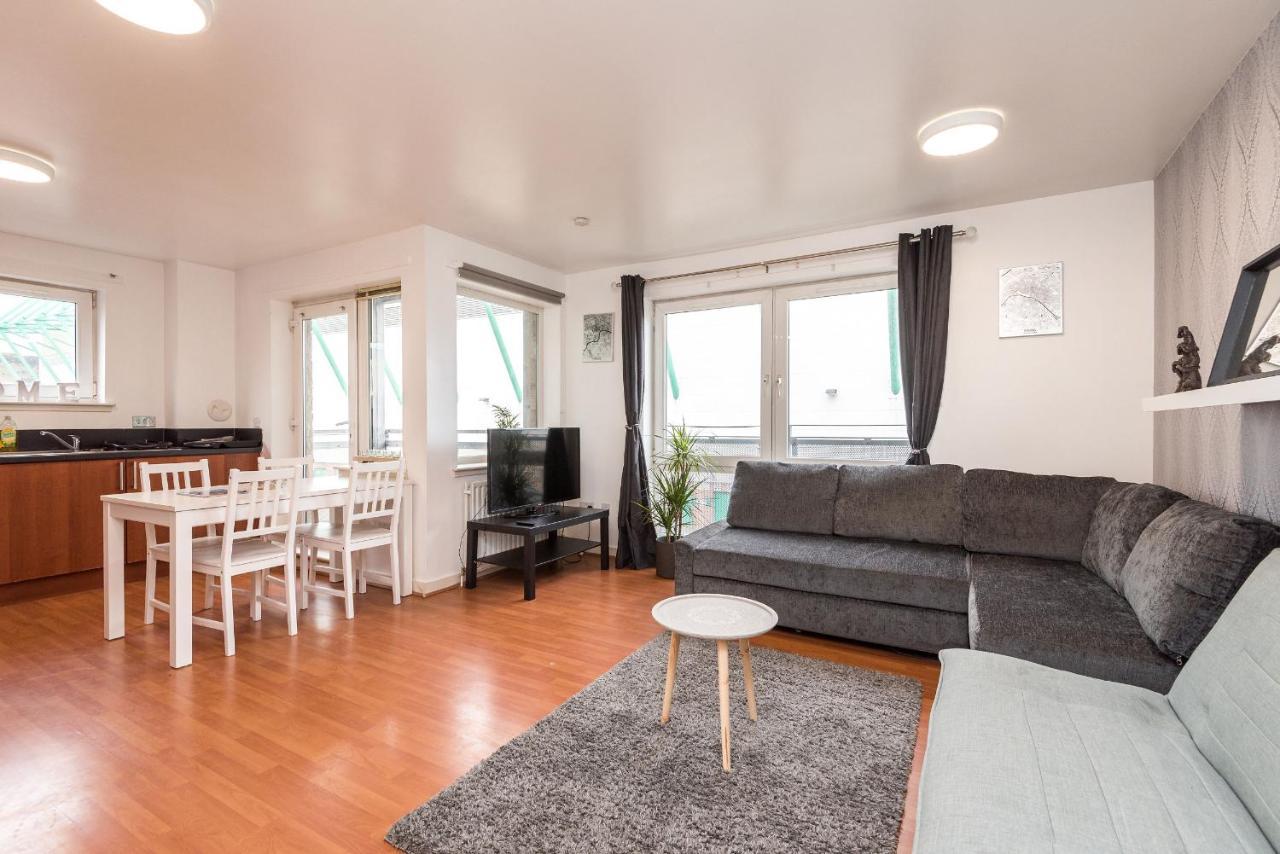 Apartment Modern Spacious 3 Bedroom Centre - Free Parking - Private Balcony