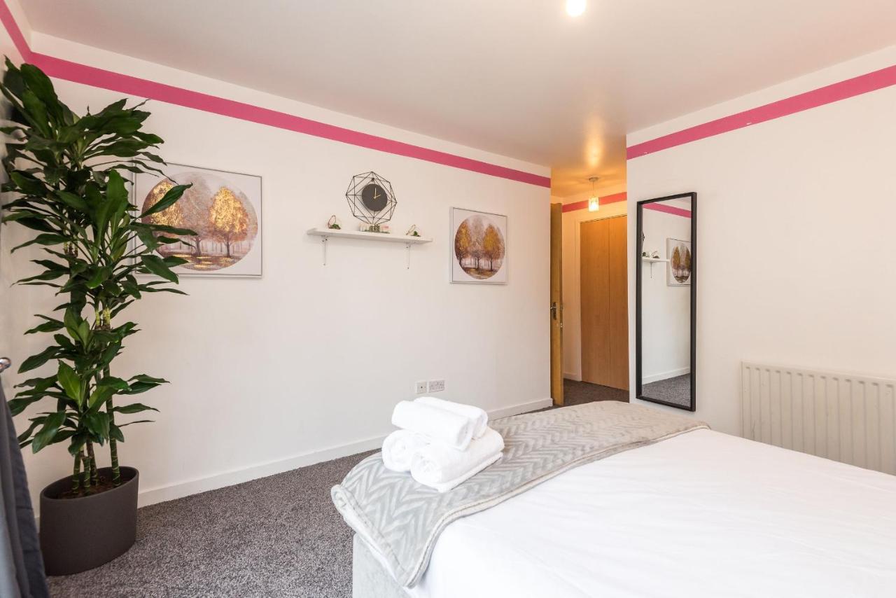 Modern Spacious 3 Bedroom Centre - Free Parking - Private Balcony *